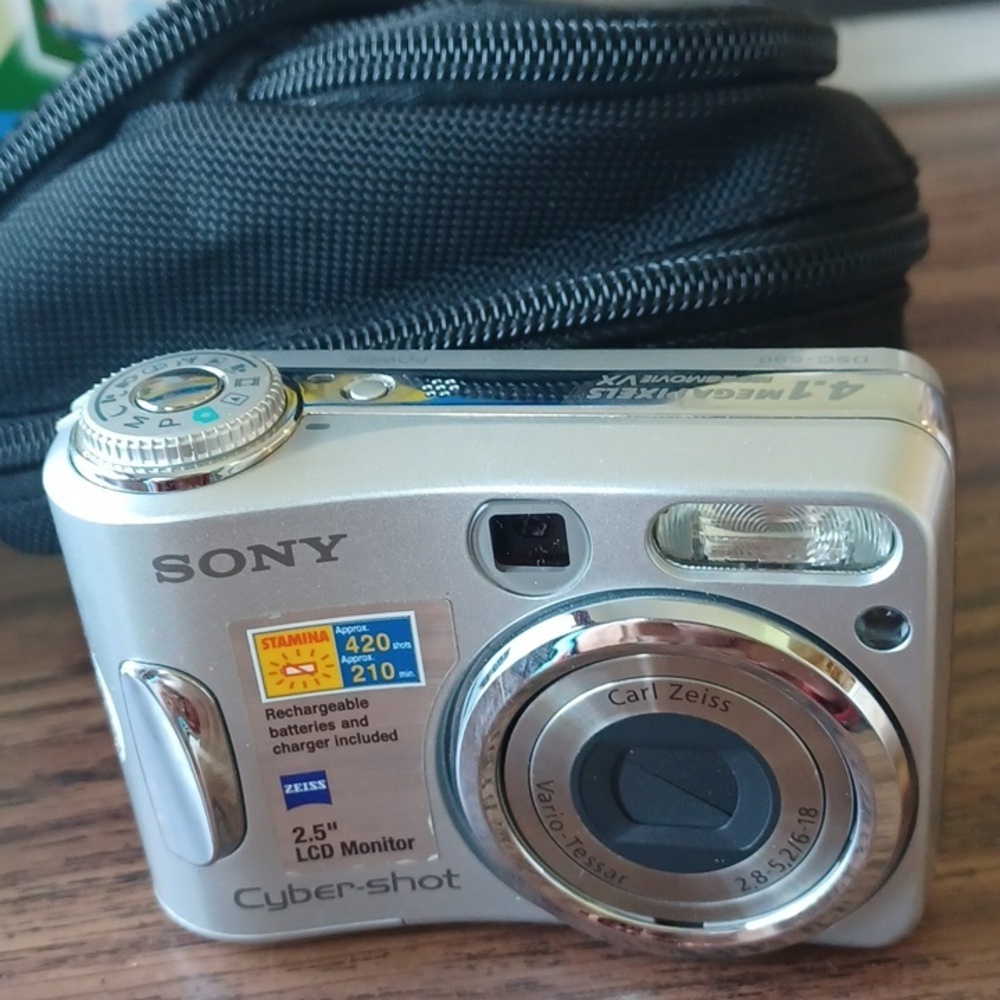 Sony Cyber-shot 4.1mp zoom carl zeiss digital camera with case